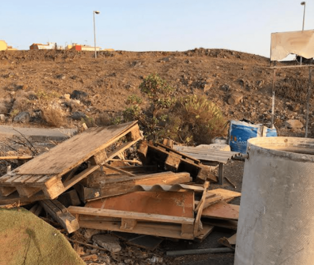 Materiales de obra y otros elementos abandonados en un solar de Lomo Bristol / TA